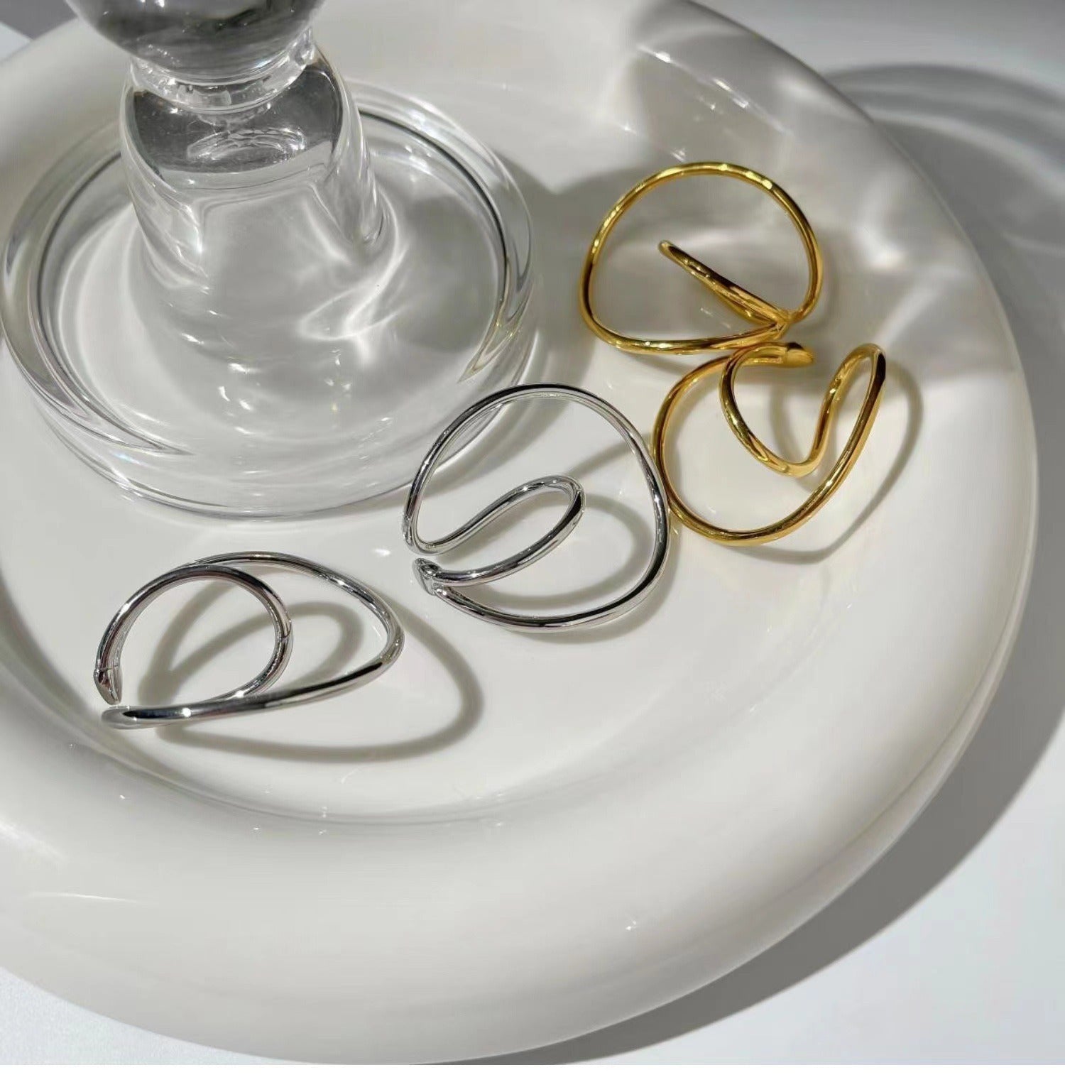 Creative design European and American style brass gold-plated ear clips without piercing Möbius loop earrings for couples