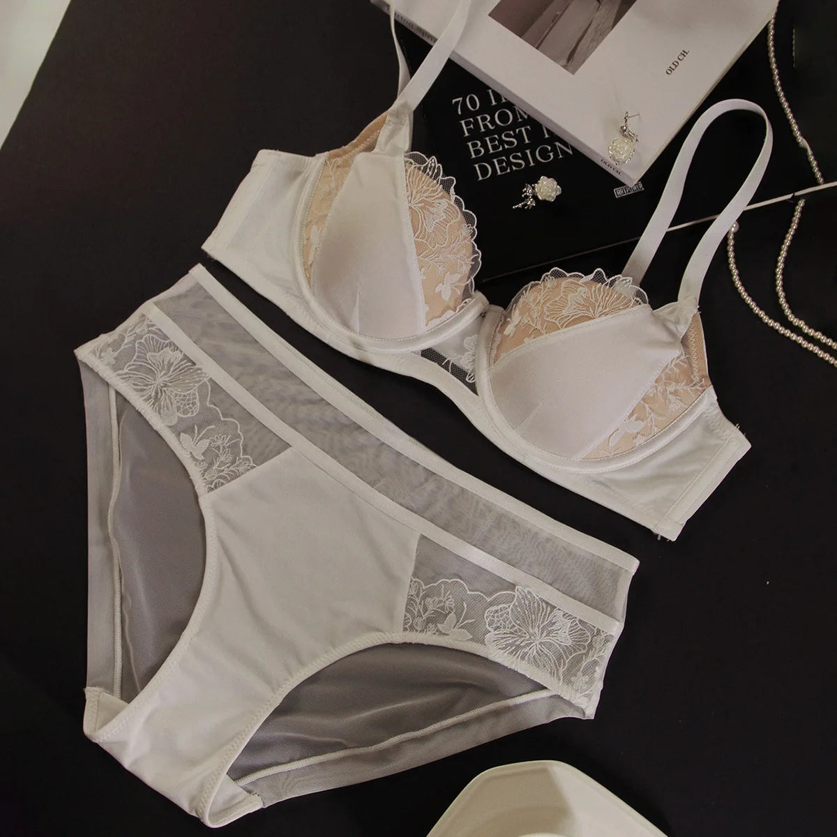 French sexy lace lingerie, thin color contrast embroidery, large-sized, large chest, small look, tapering breasts, bra cover