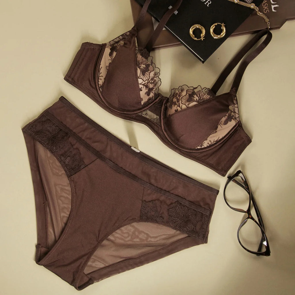 French sexy lace lingerie, thin color contrast embroidery, large-sized, large chest, small look, tapering breasts, bra cover