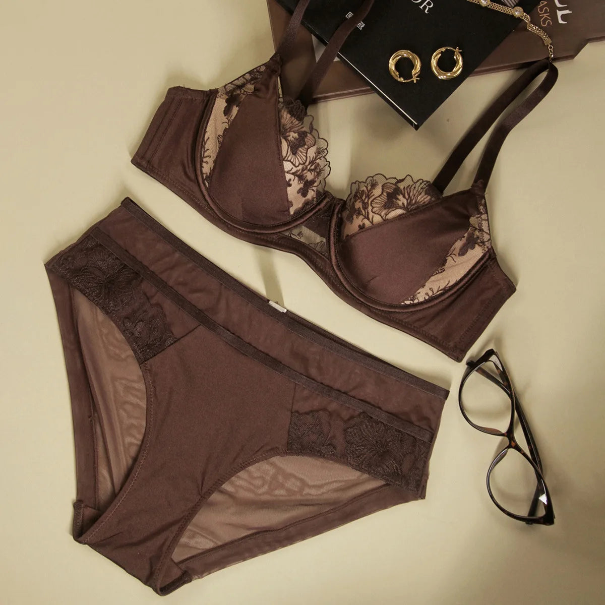 French sexy lace lingerie, thin color contrast embroidery, large-sized, large chest, small look, tapering breasts, bra cover