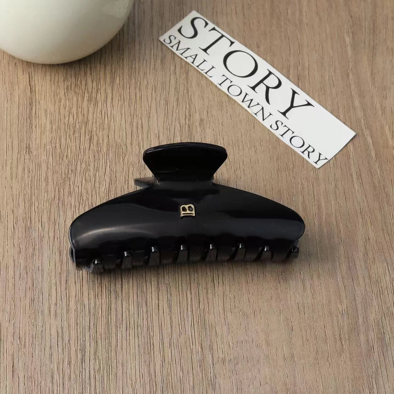 Solid-color Claw Hair Clips. Unique and casual summer family style. Acetate, handmade. High-quality. Fashion-trendy.