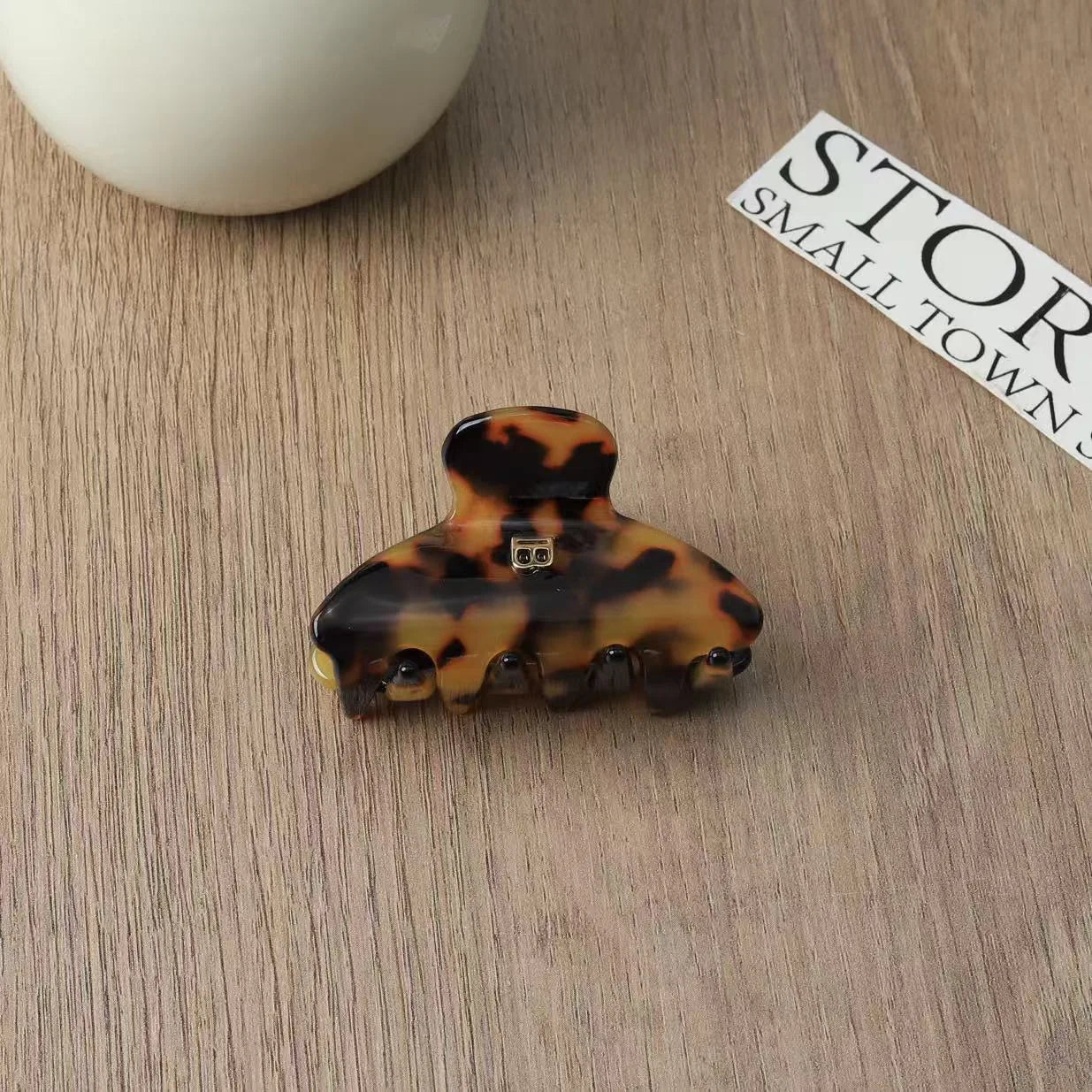 Solid-color Claw Hair Clips. Unique and casual summer family style. Acetate, handmade. High-quality. Fashion-trendy.