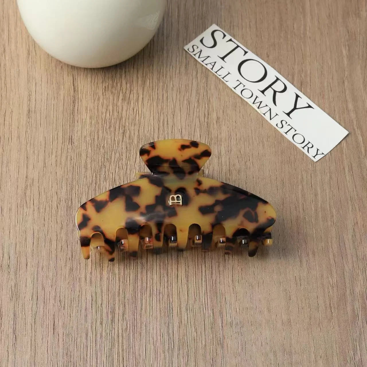 Solid-color Claw Hair Clips. Unique and casual summer family style. Acetate, handmade. High-quality. Fashion-trendy.