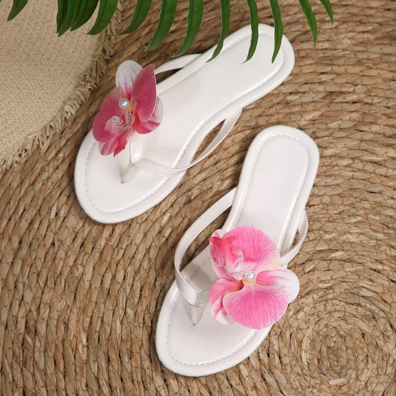 Women Slippers Comfort Non Slip Beach Flip Flops Clip Toe Flower Decor Summer Shoes for Women Fashion Flat Sandals Slides Women