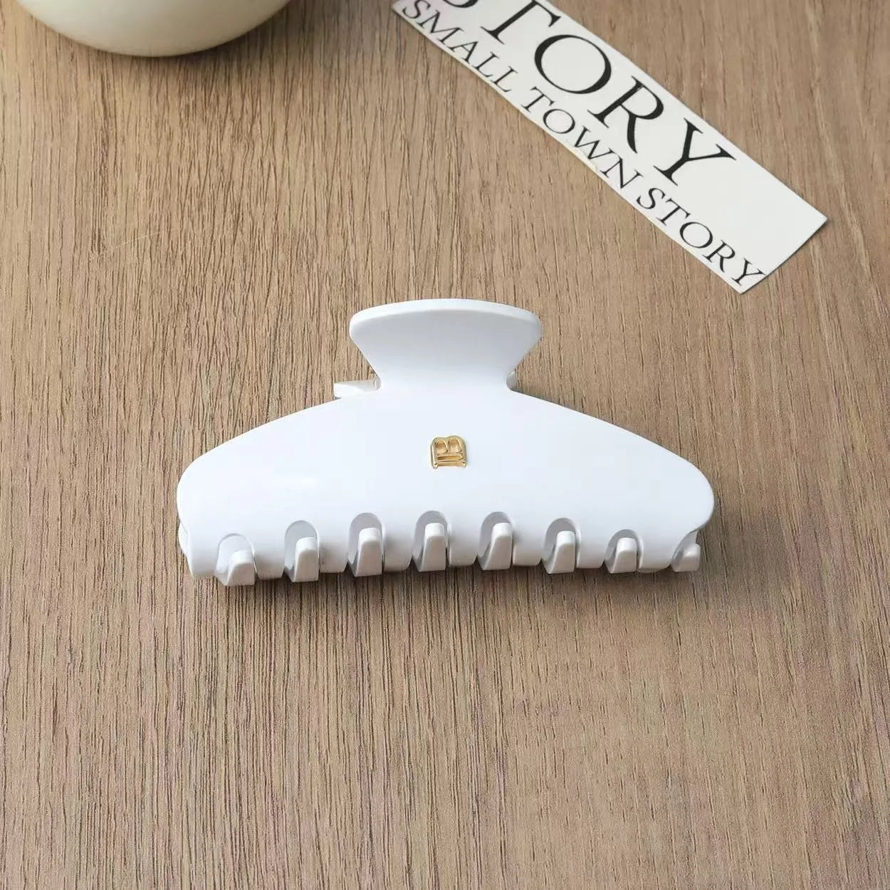 Solid-color Claw Hair Clips. Unique and casual summer family style. Acetate, handmade. High-quality. Fashion-trendy.