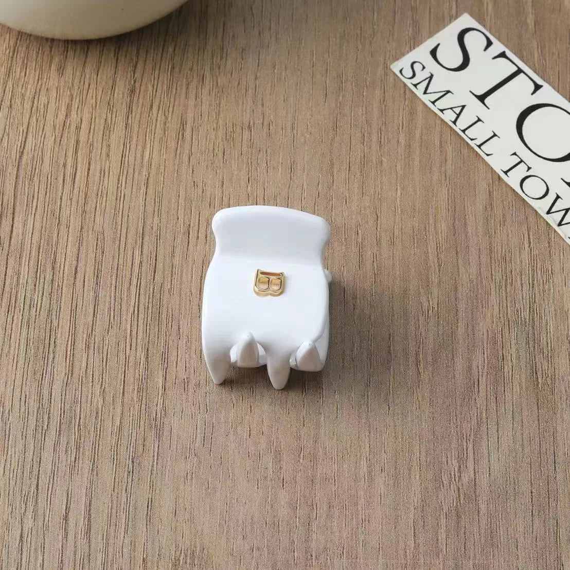 Solid-color Claw Hair Clips. Unique and casual summer family style. Acetate, handmade. High-quality. Fashion-trendy.