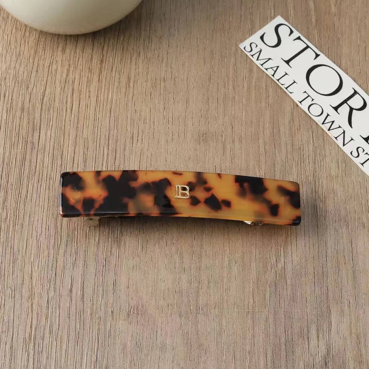 Solid-color Claw Hair Clips. Unique and casual summer family style. Acetate, handmade. High-quality. Fashion-trendy.