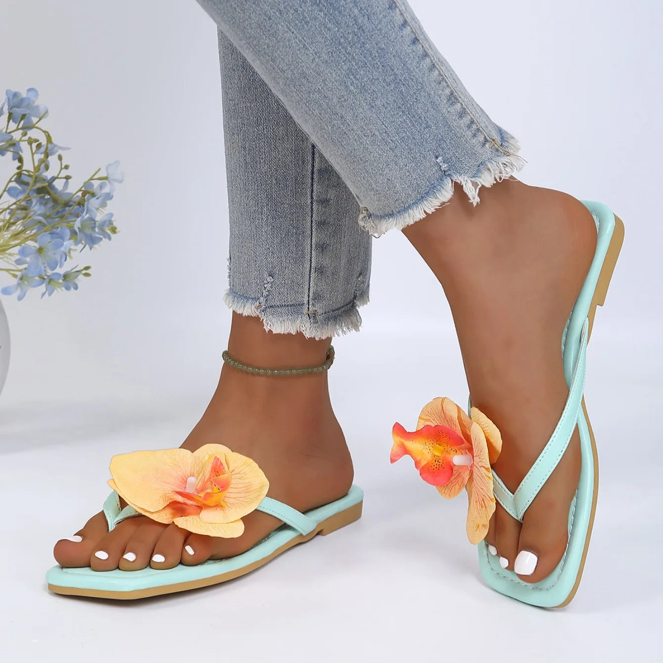 Women's Summer Lightweight Comfortable Flower Embellishment Square Toe Clip-toe Slipper Women Fashionable Casual Beach Sandals