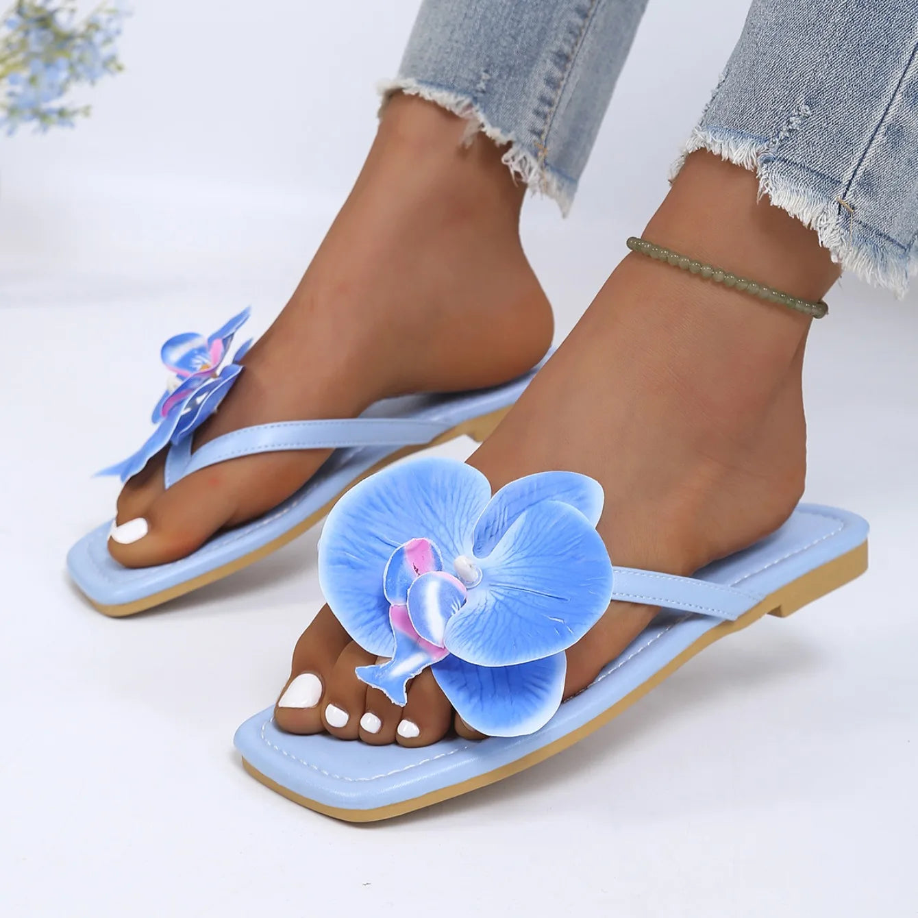 Women's Summer Lightweight Comfortable Flower Embellishment Square Toe Clip-toe Slipper Women Fashionable Casual Beach Sandals