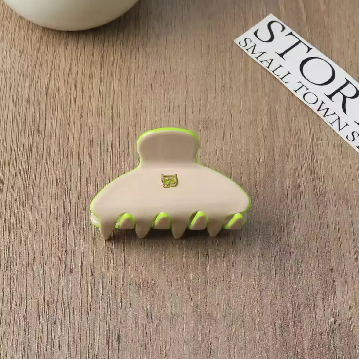 Solid-color Claw Hair Clips. Unique and casual summer family style. Acetate, handmade. High-quality. Fashion-trendy.