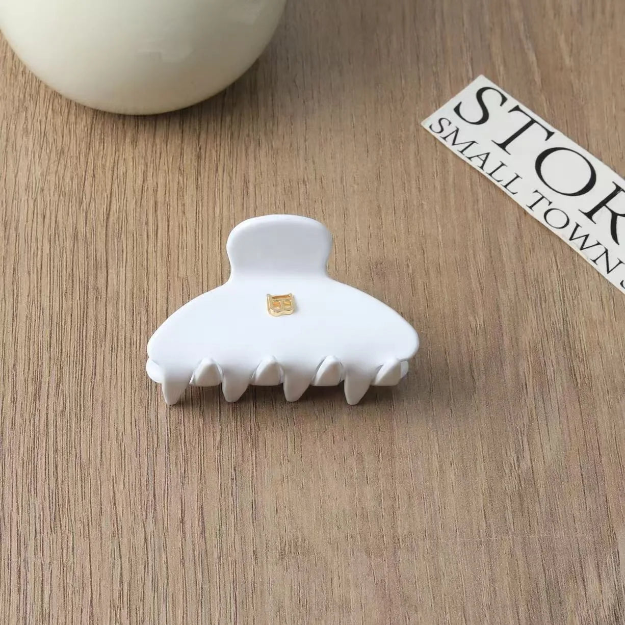 Solid-color Claw Hair Clips. Unique and casual summer family style. Acetate, handmade. High-quality. Fashion-trendy.