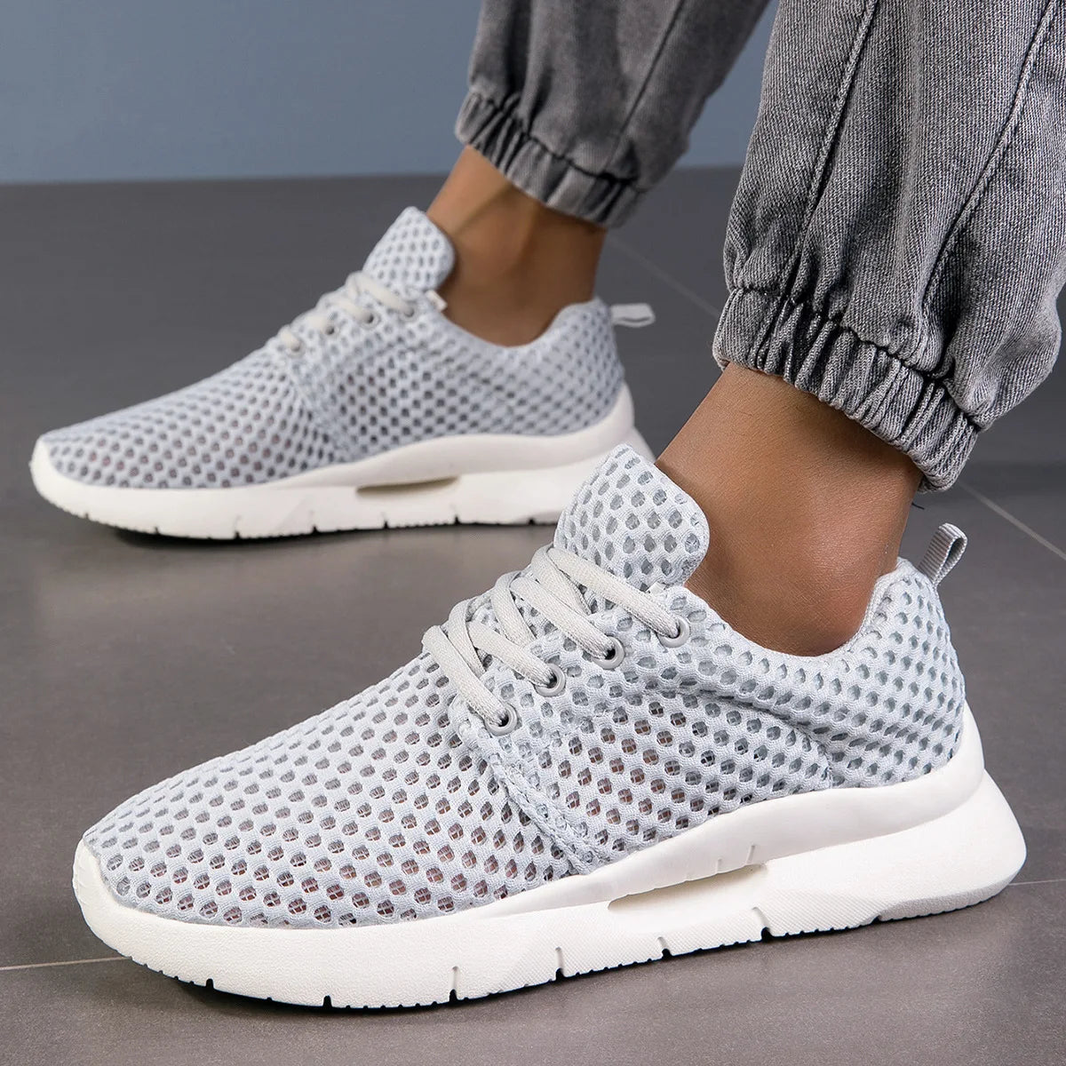 Men's Shoes White Mesh Sneakers New Summer Lightweight Casual Shoes Hiking Comfortable Tennis Shoes Lace Up Outdoor Running Shoe