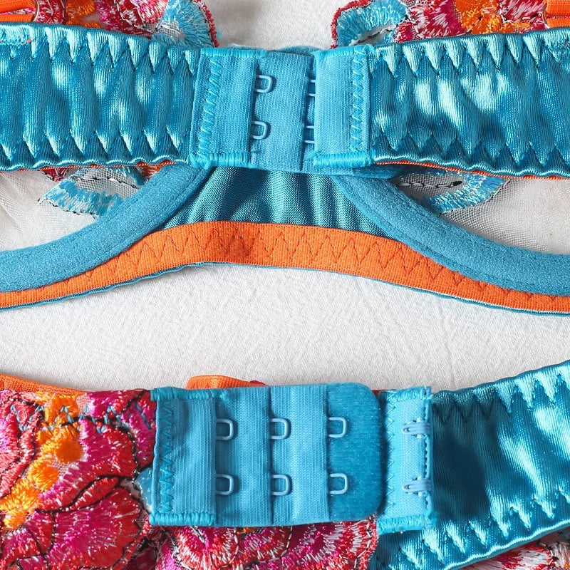 Women's embroidered bras come in underwire bra sets