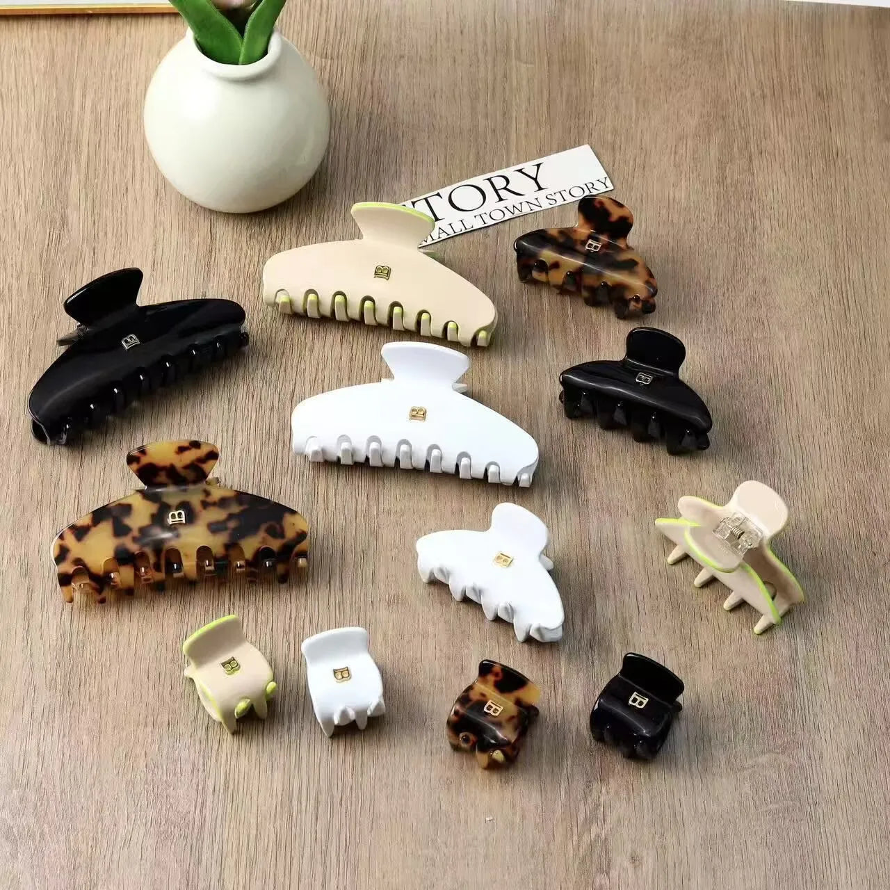 Solid-color Claw Hair Clips. Unique and casual summer family style. Acetate, handmade. High-quality. Fashion-trendy.